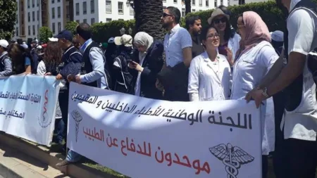 تصعيد جديد للأطباء الداخليين والمقيمين ضد وزارتي الصحة والتعليم العالي.