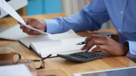 محاسب في تزنيت يثير الجدل بعد رفضه تسليم ملف محاسبة شركة معروفة.