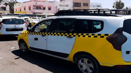 سائقو سيارات الأجرة بأكادير يرفضون الانتقال إلى محطة جديدة ويدعون لحلول عاجلة