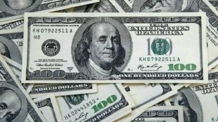 الدولار يحقق أفضل أداء سنوي منذ عقد..التفاصيل
