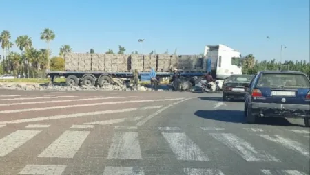 حادثة شاحنة مواد البناء تستنفر المصالح الأمنية بمدخل تزنيت