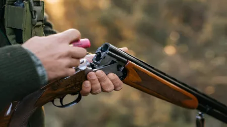 رصاصة طائشة تنهي حياة شاب في رحلة صيد رصاصة طائشة تنهي حياة شاب في رحلة صيد