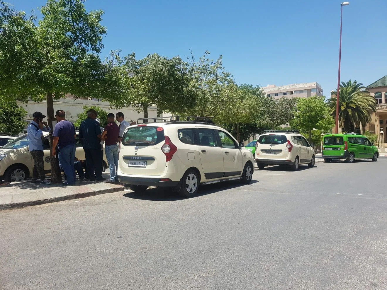 غياب وسائل النقل على طول شارع العيون بأكادير يثير حفيظة المواطنين، وسط دعوات إلى إيجاد حلول للأزمة المتفاقمة