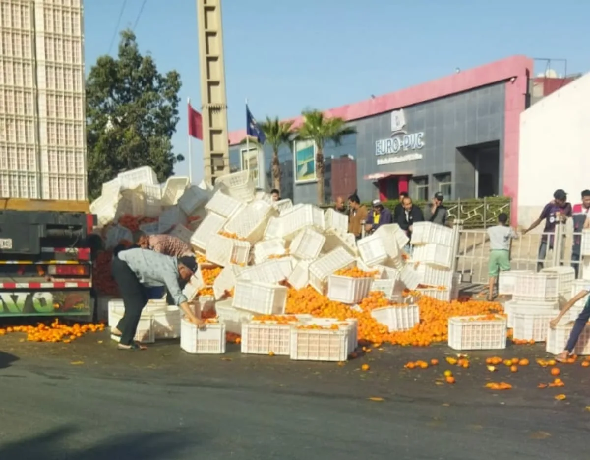 أكادير : تشتت كميات كبيرة من البرتقال خلال حادث سقوط الصناديق من شاحنة بمدارة طرقية