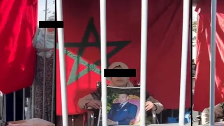 شاب يضع شقيقته داخل قفص حديدي بالشارع العام، و الواقعة تتحول إلى تظاهرة.