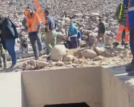 تارودانت : إختناقات جديدة تعيق عملية إخراج جثت ضحايا إنفجار بقناة سد أولوز تارودانت : إختناقات جديدة تعيق عملية إخراج جثت ضحايا إنفجار بقناة سد أولوز