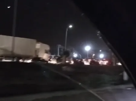 حادثة تتسبب في توقف شبه كلي لحركة السير بين مدارتين بارزتين بمدينة أكادير حادثة تتسبب في توقف شبه كلي لحركة السير بين مدارتين بارزتين بمدينة أكادير