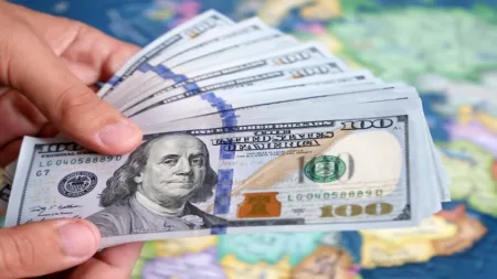 الدولار يتراجع واليورو والإسترليني ينتعشان.. هل تغيرت موازين الأسواق؟