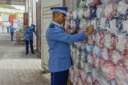 حجز سلع مهربة خلال مداهمة أوكار لترويج العلامات التجارية المقلدة حجز سلع مهربة خلال مداهمة أوكار لترويج العلامات التجارية المقلدة