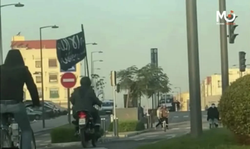 أكادير : استنفار أمني في تيكوين بعد توقيف شخص يحمل علمًا مريبًا