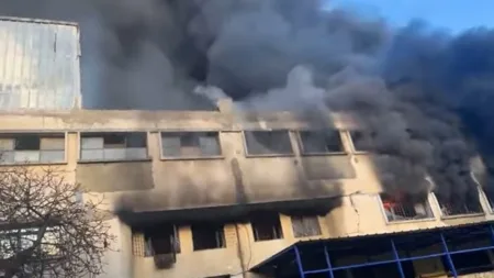 حريق مهول يلتهم مصنعًا للأحذية بطنجة واستنفار واسع للسيطرة عليه