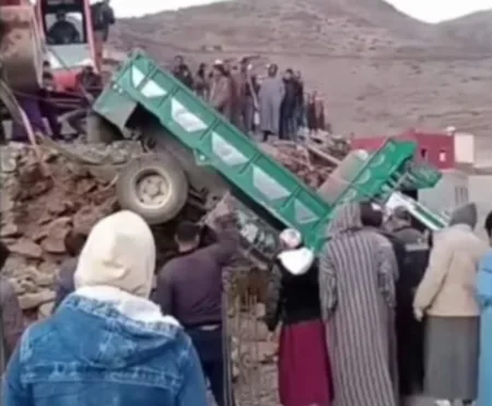 نجاة سائق شاحنة من الموت خلال حادث إنقلاب بمنعرج خطير