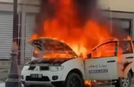 نجاة سيدة حامل وزوجها من حريق مفاجئ اندلع في سيارة إسعاف