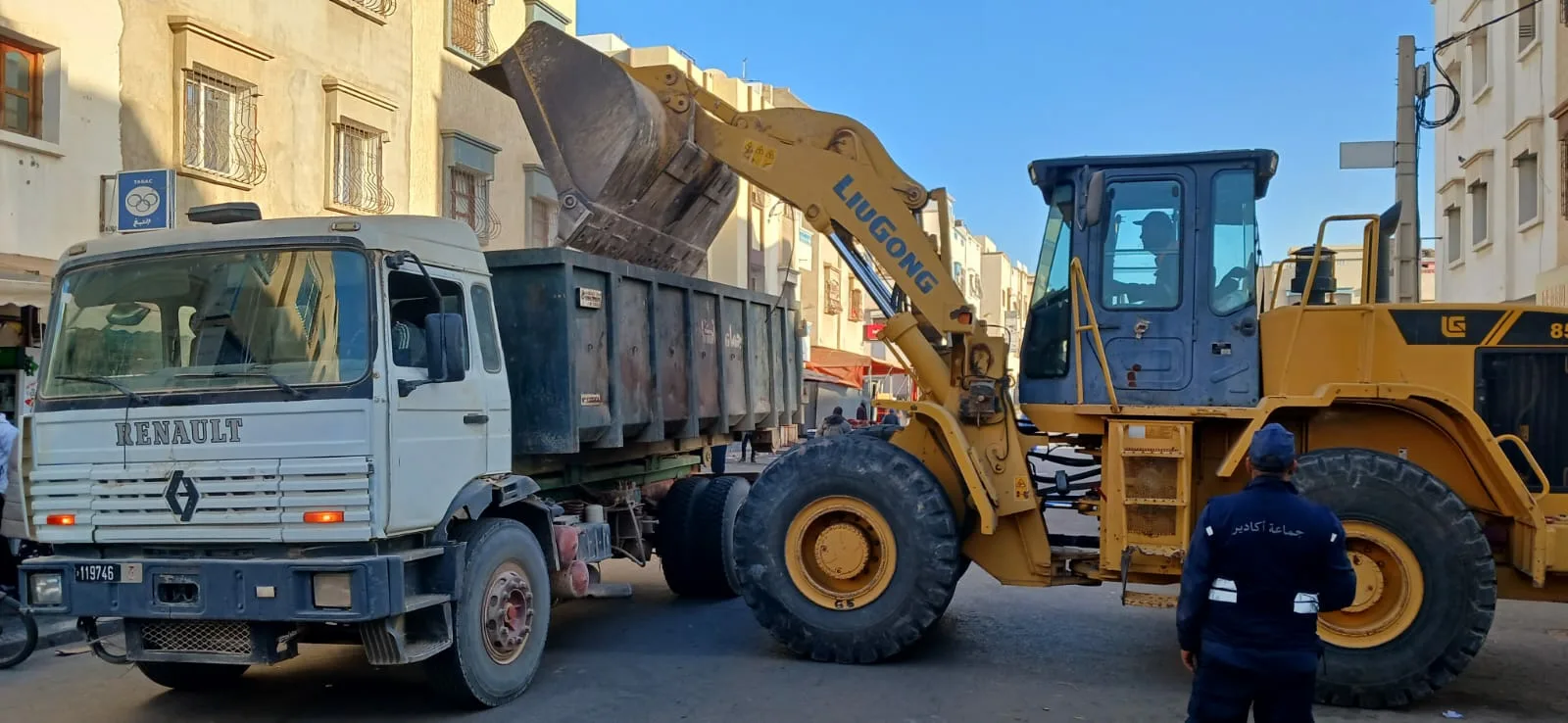 حملة واسعة لتحرير الملك العام بحي الفرح بأكادير (+صور)