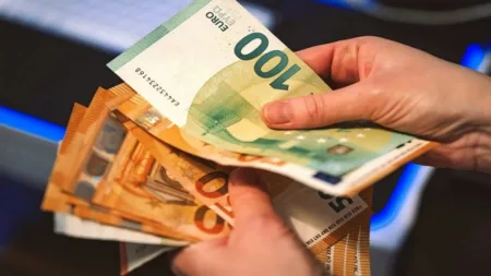 شبهة "الاتجار بالعملات" تحيط بسائقي النقل بالتطبيقات، ومكتب الصرف يدخل على الخط