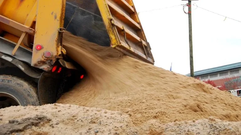 رمال مغشوشة تتسلل إلى مشاريع سكنية كبرى، ووزارة التجهيز تدخل على الخط