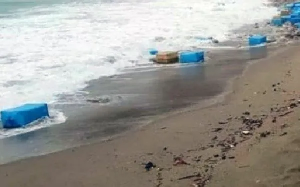 شاطئ أكادير يلفظ رزما من المخدرات: استنفار و تحقيق أمني لكشف ملابسات الحادث