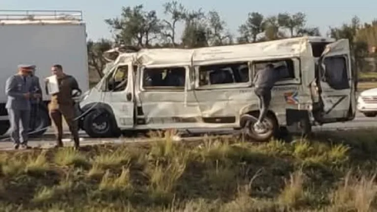 انقلاب حافلة لنقل المستخدمين يخلف وفيات وإصابات في صفوف العمال