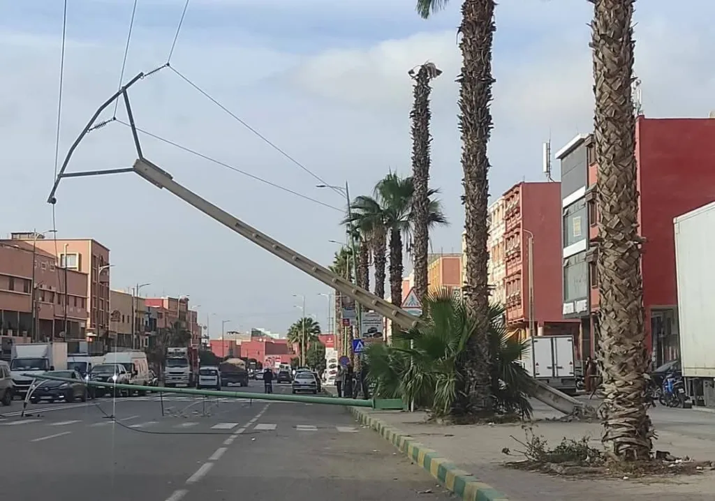 استنفار كبير إثر سقوط أعمدة كهربائية وسط الشارع العام بجماعة أيت ملول