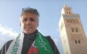 الجزائري رشيد نگاز.. كأي بهلوانيّ بساحة جامع الفنا المغربية 5 IMG 20250318 WA0091