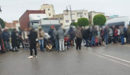 نفاذ "الميثادون" يدفع عشرات الأشخاص للاحتجاج وسط الشارع العام وإغلاق طريق حيوية