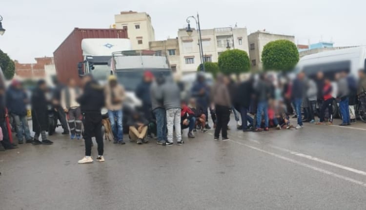 نفاذ “الميثادون” يدفع عشرات الأشخاص للاحتجاج وسط الشارع العام وإغلاق طريق حيوية