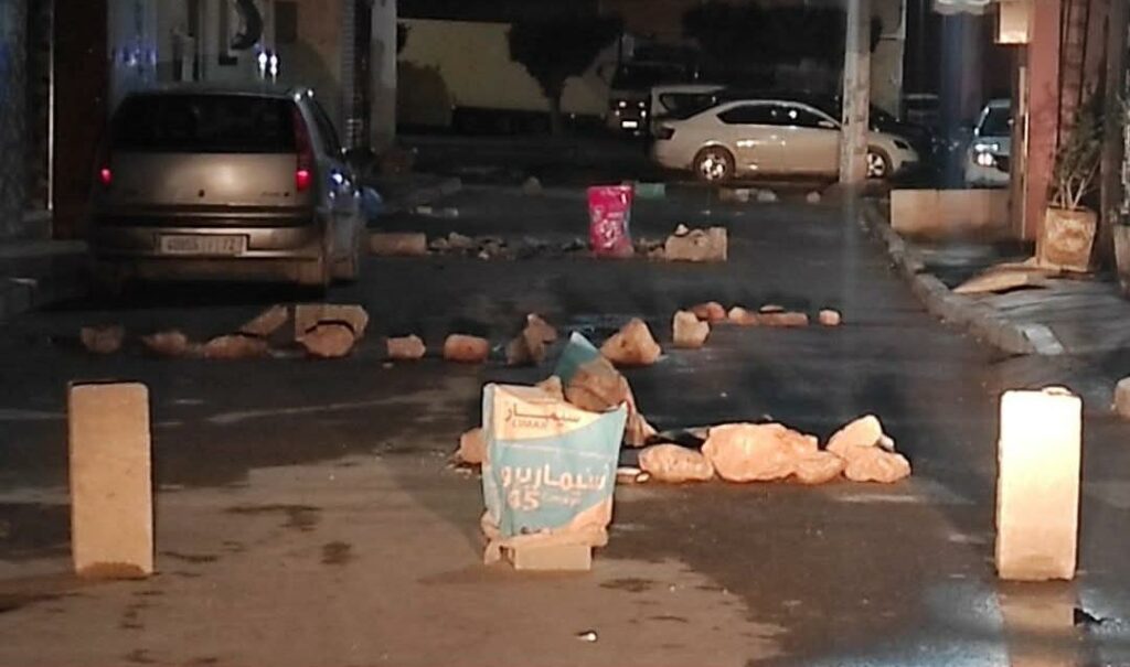 بسبب الحفر.. إغلاق شارع حيوي بأيت ملول، وسط استياء المواطنين ومستعملي الطريق