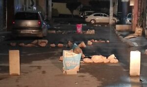 بسبب الحفر.. إغلاق شارع حيوي بأيت ملول، وسط استياء المواطنين ومستعملي الطريق 7 IMG 20250321 WA0095