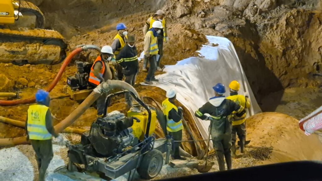 مسؤول بالشركة الجهوية متعددة الخدمات سوس ماسة يكشف مستجدات أشغال ردم الحفرة التي ظهرت بأكادير. (+صور) 22 IMG 20250325 WA0175