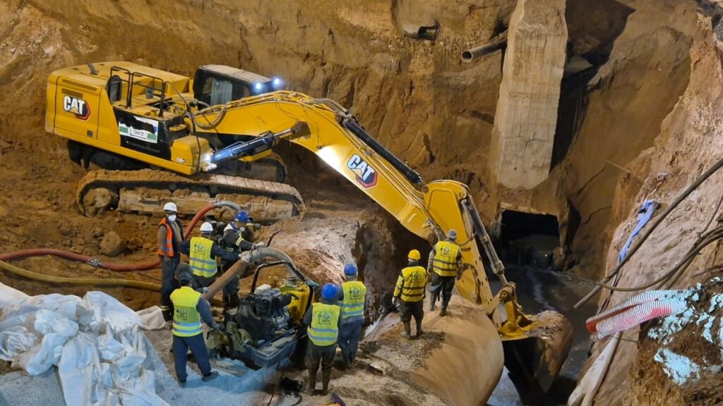 مسؤول بالشركة الجهوية متعددة الخدمات سوس ماسة يكشف مستجدات أشغال ردم الحفرة التي ظهرت بأكادير. (+صور) 37 IMG 20250325 WA0194
