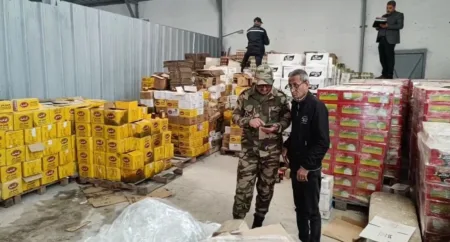 صحة المستهلك في خطر: مداهمة مستودع لشركة معروفة، وضبط مواد غذائية فاسدة