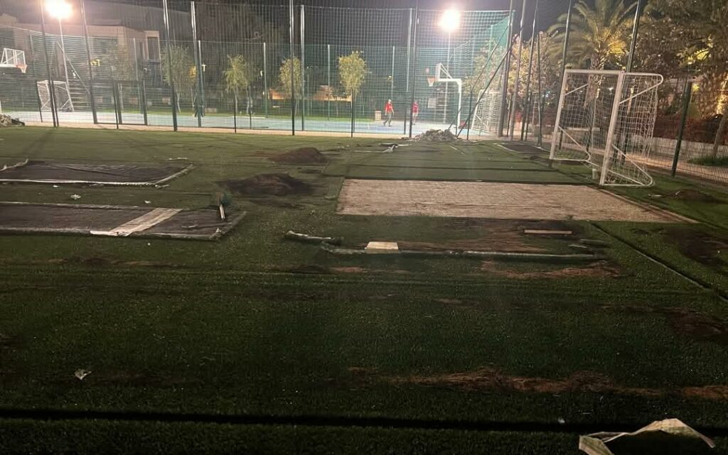 نشطاء يرصدون "تدهورا خطيرا" لأحد ملاعب القرب بمنتزه الإنبعاث بأكادير 2 WhatsApp Image 2025 03 21 at 11.39.47 1