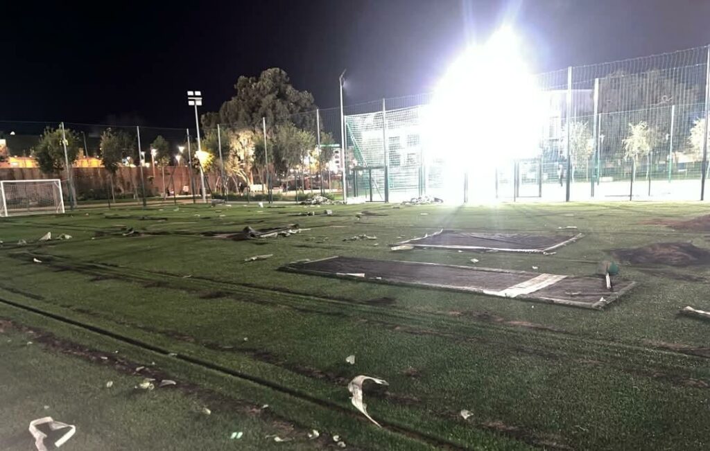 نشطاء يرصدون "تدهورا خطيرا" لأحد ملاعب القرب بمنتزه الإنبعاث بأكادير 4 WhatsApp Image 2025 03 21 at 11.39.48 2 1