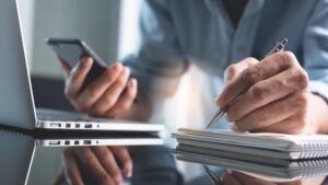 كيف تختار عنوانًا صحفيًا رقميًا يجذب القراء ويتصدر محركات البحث؟ 6 article quickly