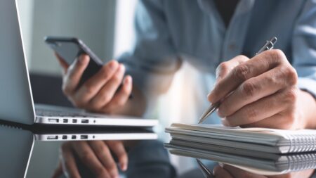 كيف تختار عنوانًا صحفيًا رقميًا يجذب القراء ويتصدر محركات البحث؟ كيف تختار عنوانًا صحفيًا رقميًا يجذب القراء ويتصدر محركات البحث؟