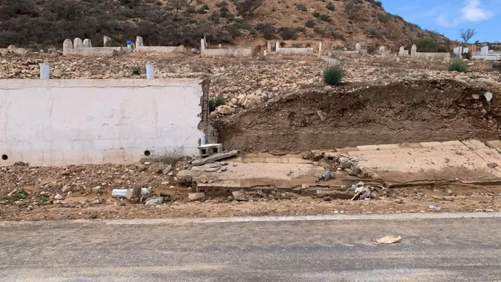 أكادير: سقوط جزء من سور مقبرة “إحشاش” يجدد مطالب التدخل لحماية قبور ضحايا زلزال 1960