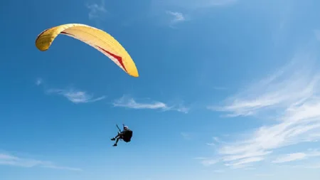 تزنيت: سائح بلجيكي يفقد حياته في حادث مأساوي خلال ممارسة الباربونت في أكلو وسط تساؤلات حول الرخص القانونية