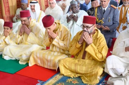 الملك محمد السادس يؤدي صلاة عيد الأضحى بمسجد الحسن الثاني بتطوان الملك محمد السادس يؤدي صلاة عيد الأضحى بمسجد الحسن الثاني بتطوان