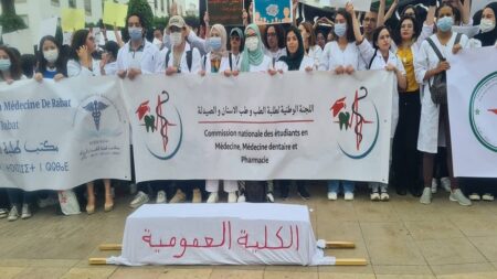 بعد اجتماع أعضائها.. اللجنة الوطنية لطلبة الطب تلوح بالنزول إلى الشارع مجددا وخوض "خطوات ميدانية"