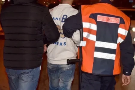 مختل عقليا يعرض أربعة أشخاص لاعتداء شنيع، وعناصر الأمن تدخل على الخط