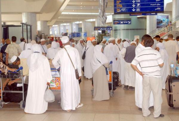 معتمرون مغاربة من أكادير ومدن أخرى عالقون في مطار جدة وسط غموض وتأخر الرحلات