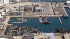 قرار فصل الميناء التجاري عن ميناء الصيد في أكادير يثير غضب المهنيين ويعطل سير العمل 12 A899
