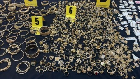 استعادة 10 كيلوغرامات من الذهب، خلال عملية تفكيك عصابة سرقت محل مجوهرات استعادة 10 كيلوغرامات من الذهب، خلال عملية تفكيك عصابة سرقت محل مجوهرات