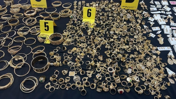 استعادة 10 كيلوغرامات من الذهب، خلال عملية تفكيك عصابة سرقت محل مجوهرات