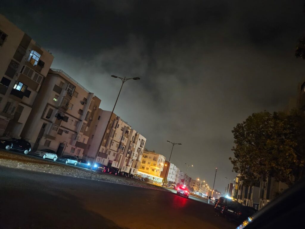 ظلام دامس يخيم على شارع الدار البيضاء بأكادير: استياء وتخوف من الانفلات الأمني وحوادث السير
