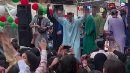 توقيف مغنٍ في طنجة بعد أدائه أغنية تحرض على السكر أمام قاصرين توقيف مغنٍ في طنجة بعد أدائه أغنية تحرض على السكر أمام قاصرين