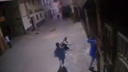 اعتقال شابين بحوزتهما سيوف إثر فيديو متداول يوثق لمشاجرة نشبت نتيجة لخلاف قديم بين عائلتين