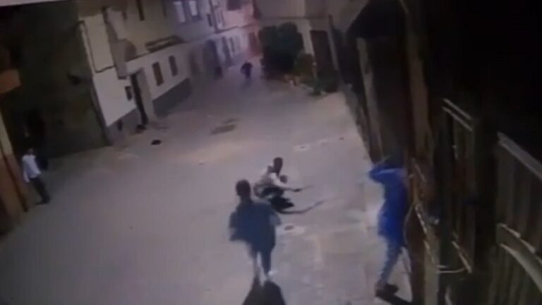 اعتقال شابين بحوزتهما سيوف إثر فيديو متداول يوثق لمشاجرة نشبت نتيجة لخلاف قديم بين عائلتين