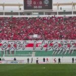 جماهير حسنية أكادير تساند فريقها في إحدى مباريات البطولة الاحترافية