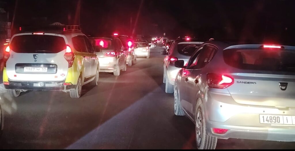 ازدحام مروري رهيب بين تيزنيت وأكادير بسبب عودة المسافرين بعد عطلة العيد